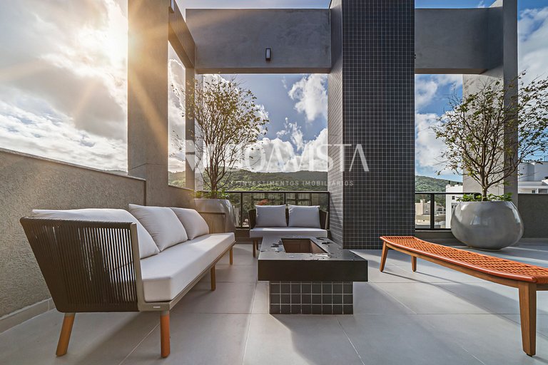 Apto c/ piscina, área de lazer e sala de jogos