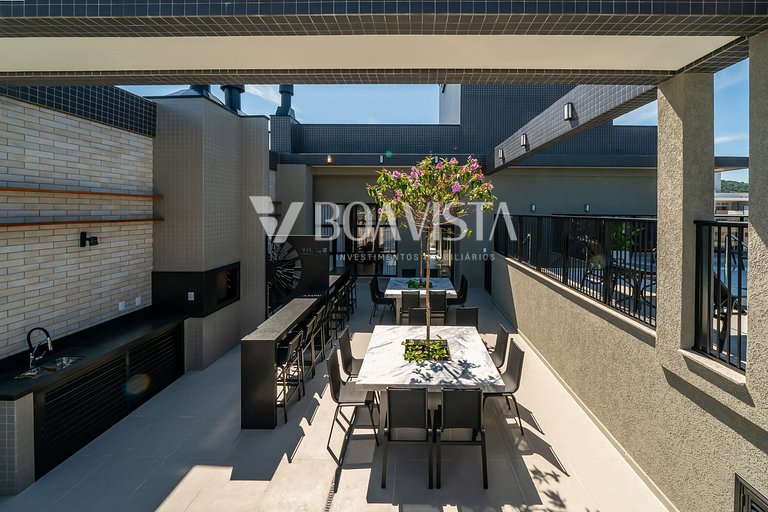 Apto c/ piscina, área de lazer e sala de jogos