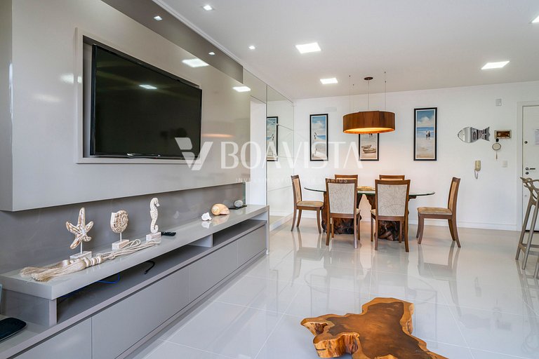 2 bedroom apartment with partial sea view