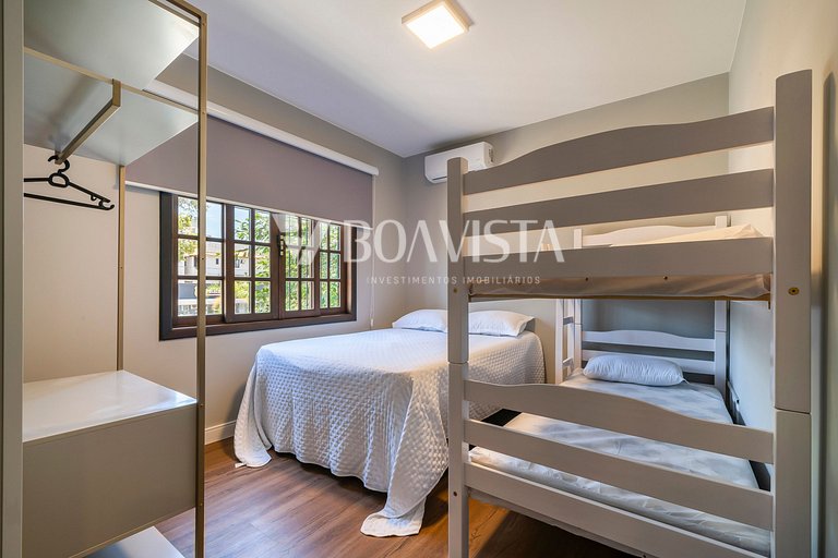 High standard house with swimming pool for 15 people