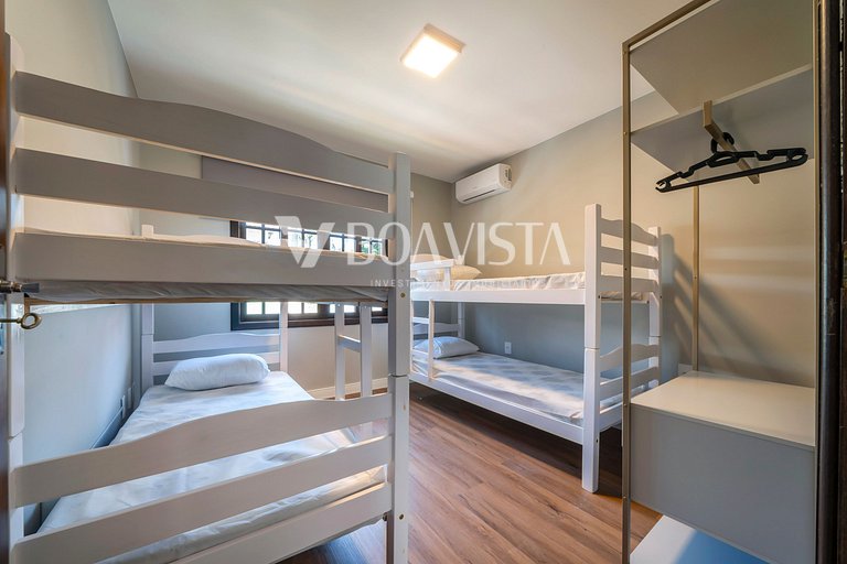 High standard house with swimming pool for 15 people